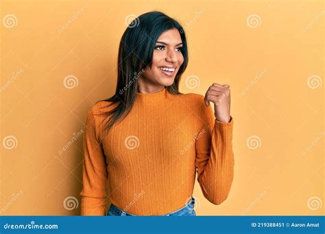 Joven Transexual Latina Transexual Con Ropa Casual Apuntando El Pulgar Hacia Un Lado Sonriendo