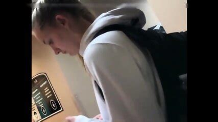 Une Camera Candide Filme Une Blonde Au Corps Sexy Dans Un Pantalon Rose Serre Malisa Moir