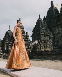 Foto Koleksi Busana Ivan Gunawan X Iwan Tirta Ditampilkan Di Candi Sewu