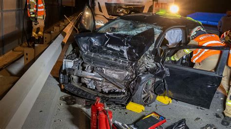 Lenkerin Verletzt J Hrige Krachte In Tirol Mit Pkw Frontal In Lkw