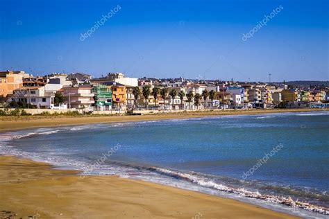 Pozzallo beach, Sicily - Lifeguard tower with clear blue sky - Italy — Stock Photo © zoltangabor ...