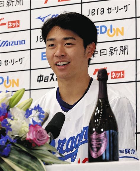 【写真】立浪監督からプレゼントのシャンパンを前に会見する高橋宏斗：中日スポーツ・東京中日スポーツ