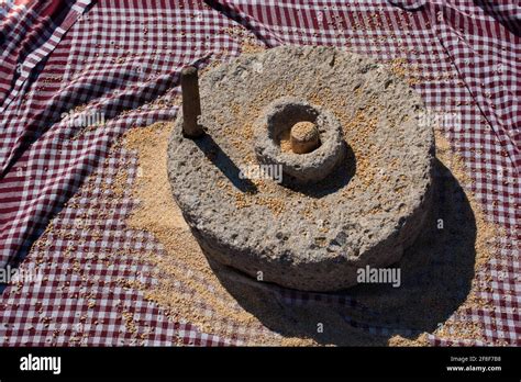 Handmade Manual Equipment Grind Mill Traditional Stone Handmill Stock
