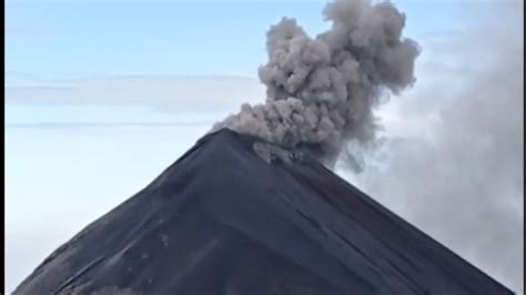 Volcán de Fuego entra en erupción en Guatemala