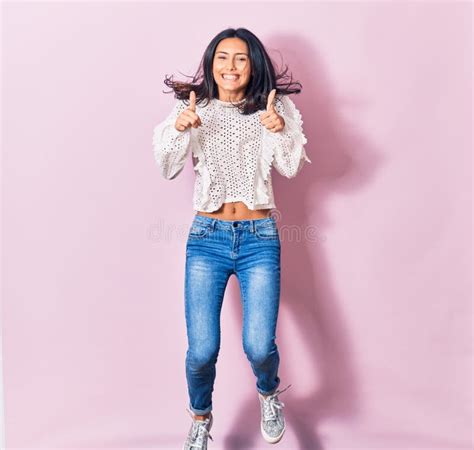 Joven Y Hermosa Mujer Latina Con Ropa Informal Sonriendo Feliz Foto De Archivo Imagen De Ropas