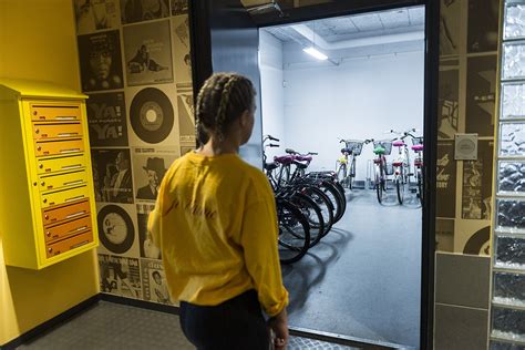 Hon tar cykeln upp till våning sex Hem Hyra