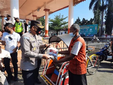 Ringankan Beban Ekonomi Masyarakat Polres Blitar Kota Bagikan Paket