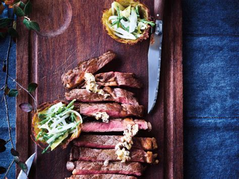 Entrecôte grillée et nids de pommes de terre farcis Cuisine et