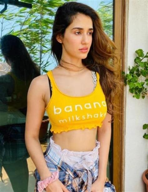 Disha Patni shares her bold bikini photos this is what tiger shroff mother comment दश पटन