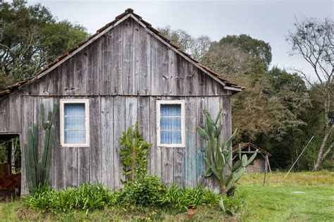 Uma Casa De Madeira Velha Em Rio Grande Do Sul Brasil Imagem De Stock