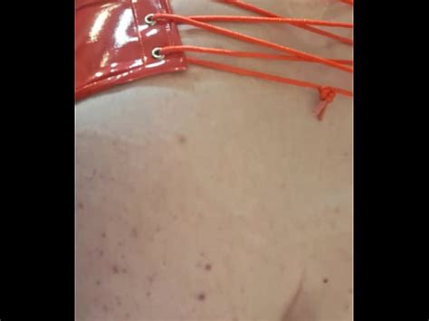 HelenaCD travesti gay aux cheveux roux et excité baise avec un gode XVIDEOS