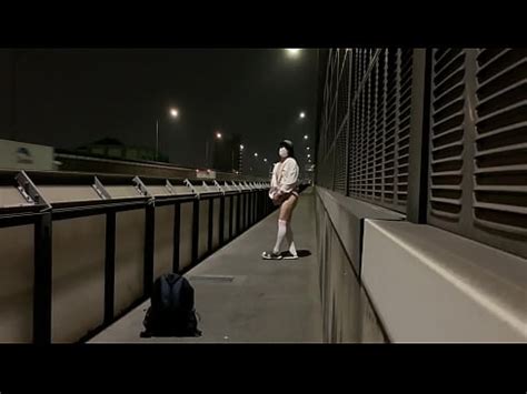 女装子まゆちゃんがトラックがばんばん通る国道の横の歩道で全裸になって露出しながら大股開きする XVIDEOS