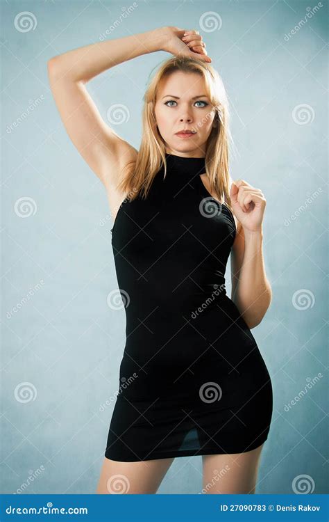 Dame Blonde Sexy Dans La Robe Noire Image Stock Image Du Caucasien Noir