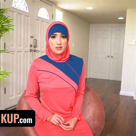 Hijab Hookup Sexy Muslim Babe Offers Her Pussy To Landlord As Payment For Rent Xhamster