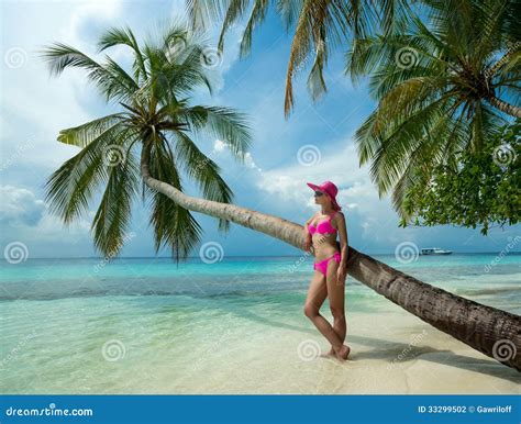 Mooie Vrouw In Bikini Op Het Paradijseiland Stock Foto Image Of Persoon Wijfje