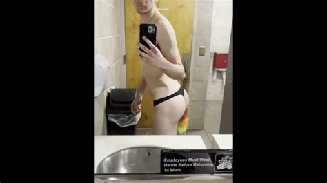 在公共厕所玩我的尾巴 Pornhub Gay