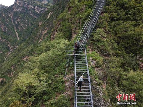 凉山 悬崖村 村民靠2556级“钢管天梯”出行 图片频道 中国青年网