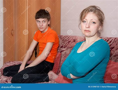 Mutter Und Sohn Nach Streit Zu Hause Stockbild Bild Von Konflikt