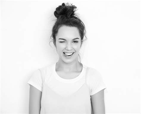 Portrait de jeune fille brune belle modèle de fille avec du maquillage nude dans des vêtements