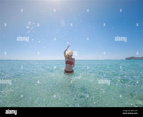 Junge Frau Im Bikini Am Strand Stockfotos Und Bilder Kaufen Alamy