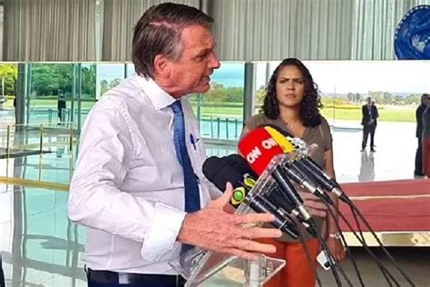 Bolsonaro chama Lula de pinguço durante entrevista coletiva no