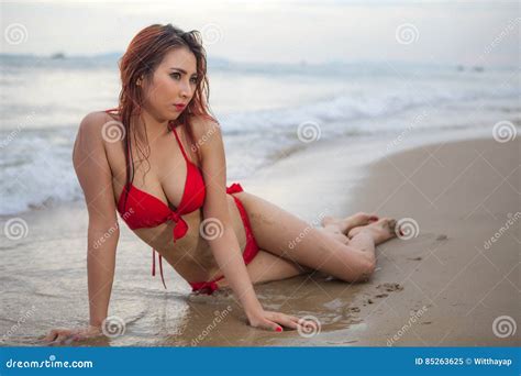 Bella Donna Asiatica Nella Posa Rossa Del Bikini Immagine Stock Immagine Di Spiaggia Femmina