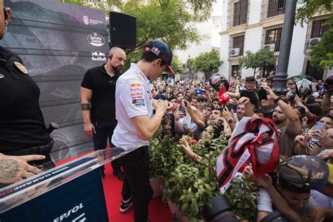 Cientos de aficionados aclaman en Jerez a Márquez en la inauguración de