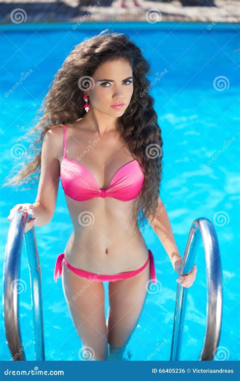 Modelo Del Bikini Modelo Moreno Atractivo Hermoso De La Muchacha Con Ondulado Largo Foto De