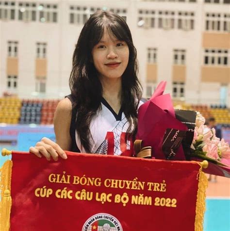 Hot girl bóng chuyền 16 tuổi cao 1m83 gây sốt vượt xa hoa khôi Kim Huệ