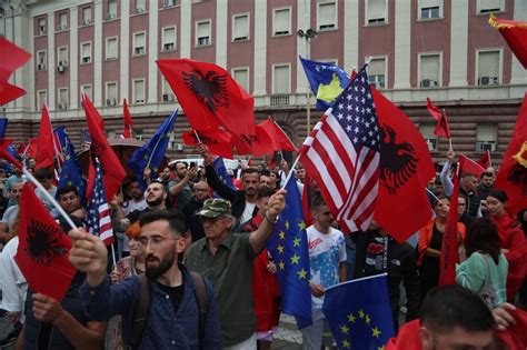 Dje Sot Nesër Përjetë Bashkë” Qytetarët Protestë Para