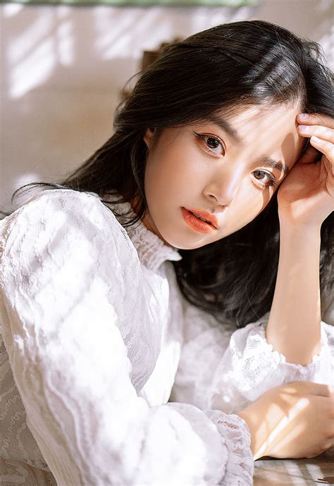 Hot girl trường Kinh tế quốc dân sở hữu gương mặt đẹp không góc chết Báo Dân trí