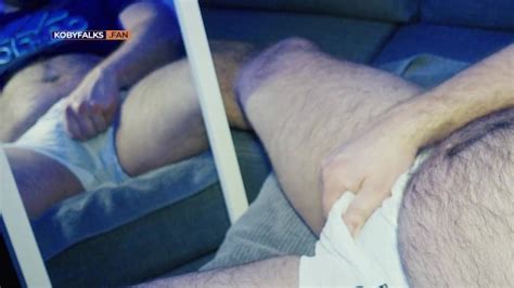 帅气的肌肉爸爸一边挑逗他不断增长的鸡巴一边说脏话 Pornhub Gay