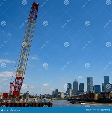 Crane over Canary Wharf editorial stock photo. Image of commercial