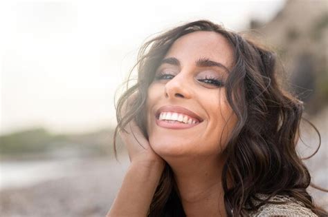 Une Femme Sexy En Bikini Qui Profite Des Vacances D été Sur La Plage Photo Premium