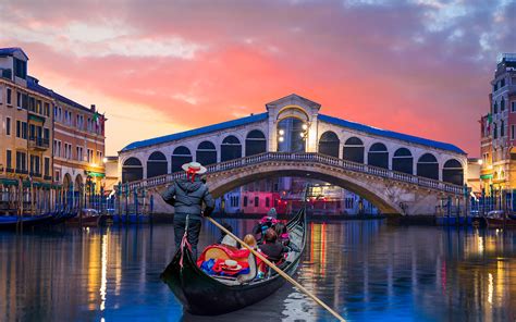 Sunset Gondola Ride in Venice | Private, Serenade Options