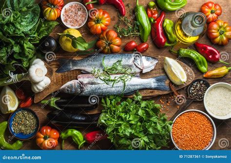 Pescados Crudos Crudos De La Lubina Con Las Verduras Los Granos Las