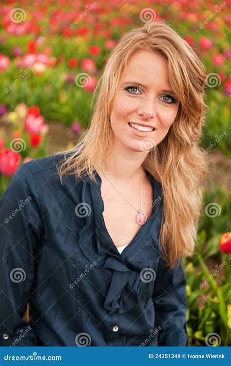 Fille Blonde Hollandaise Dans Le Domaine Avec Des Tulipes Image Stock Image Du Sourire Jeune