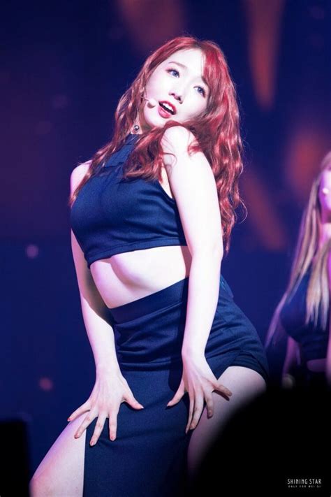 Hot Sexy Mei Qi Bikini Pics