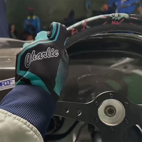 ปกพนโดย Fav ใน Pit Babe นารก คนดง ภาพประกอบ