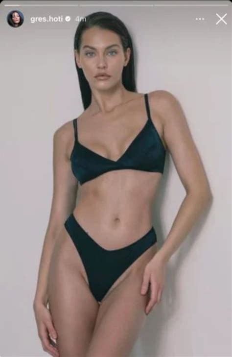 Gresa Hoti trondit rrjetin me fotot në bikini ekspozon me shumë se ç