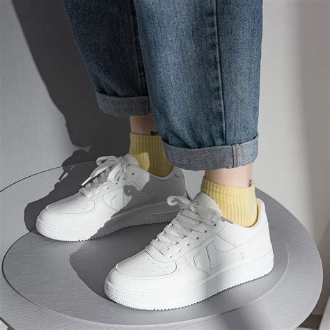 Кроссовки женские на шнуровке, Вулканизированная плоская подошва ...