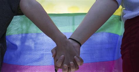 Cuplurile de acelaşi sex din Cehia primesc cea mai mare parte a drepturilor cuplurilor