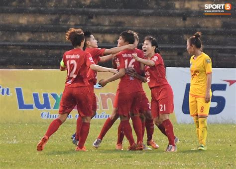 Xót xa hình ảnh nữ tuyển thủ Quốc gia bật khóc hot girl bóng đá thất thần sau trận thua đau đớn