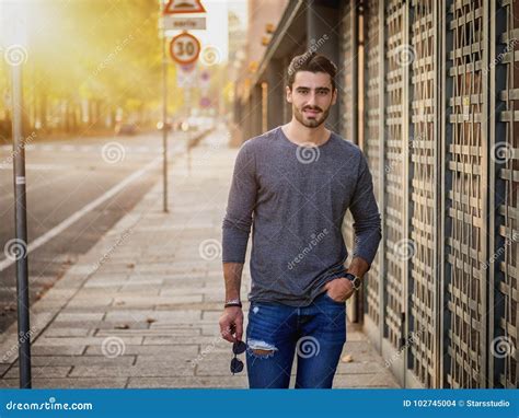 Retrato Atrativo Do Homem Novo Na Rua Da Cidade Foto De Stock Imagem