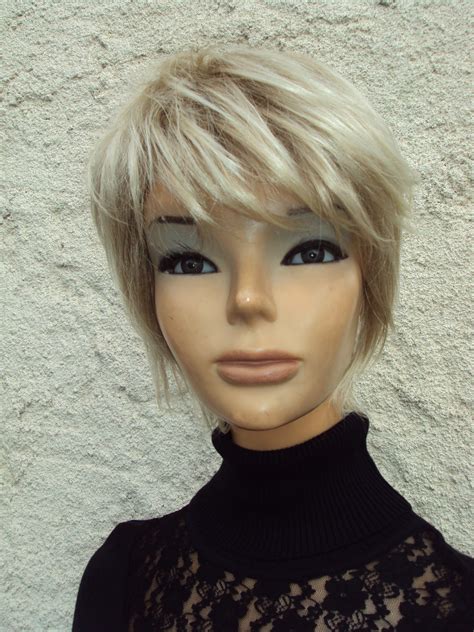 Perruque Courte Blonde Claire Chantal Costumes