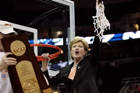 Legendary Tennessee Basketball Coach Pat Summitt Dead At 64