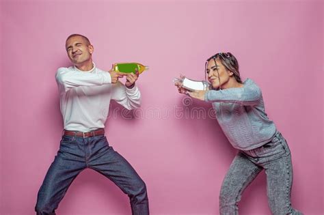 Hombre Y Mujer Jugando Y Divirti Ndose Con Botellas De Pl Stico