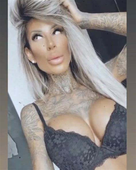 Jacky mannequin tatoué à couper le souffle pose en solo dans sa lingerie noire CoedCherry