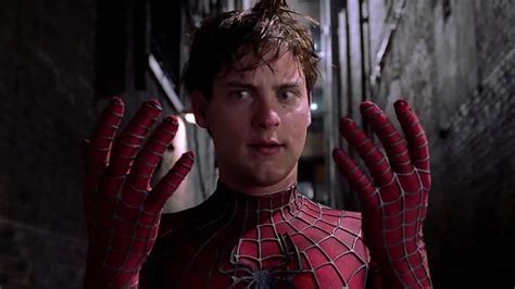 Esto Es Lo Que Hace Tobey Maguire Con Los Trajes De Spider Man Que