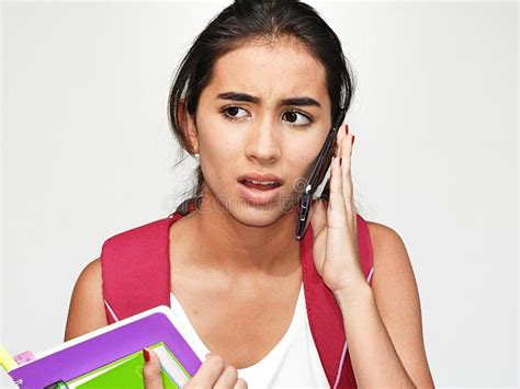 Estudiante De Latina Using Cell Phone E Infeliz Foto De Archivo Imagen De Muchacha Celular